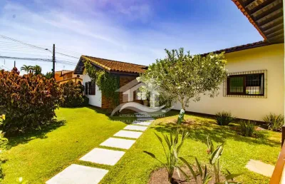 Casa térrea com piscina à venda com piscina, 5 quarto(s),  sendo 2 suíte(s)  no bairro stella maris, 700 metros da praia, peruíbe-sp