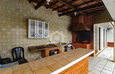 Casa assobradada à venda , 5 quarto(s),  sendo 2 suíte(s)  no bairro centro, 1000 metros da praia, peruíbe-sp