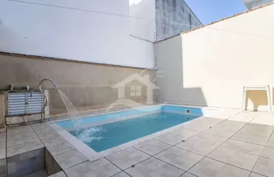 Casa assobradada à venda com piscina, 7 quarto(s),  sendo 2 suíte(s)  no bairro centro, 400 metros da praia, peruíbe-sp