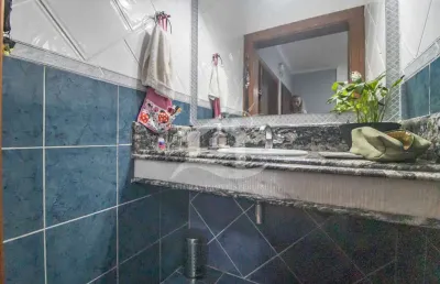 Casa assobradada à venda , 5 quarto(s),  sendo 5 suíte(s)  no bairro centro, 0 metros da praia, peruíbe-sp