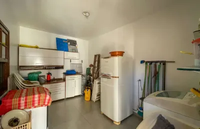 Casa térrea à venda , 4 quarto(s),  sendo 0 suíte(s)  no bairro centro, 950 metros da praia, peruíbe-sp