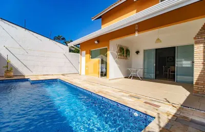 Casa sobrado à venda com piscina, 3 quarto(s),  sendo 3 suíte(s)  no bairro oasis, 160 metros da praia, peruíbe-sp