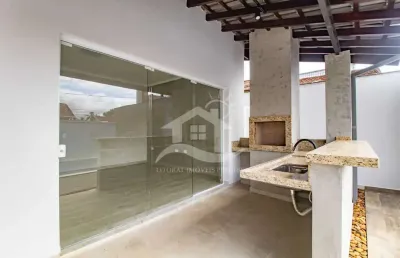 Casa térrea à venda com piscina, 3 quarto(s),  sendo 1 suíte(s)  no bairro oasis, 150 metros da praia, peruíbe-sp