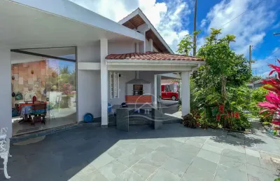 Casa térrea com piscina à venda com piscina, 4 quarto(s),  sendo 3 suíte(s)  no bairro são josé, 200 metros da praia, peruíbe-sp
