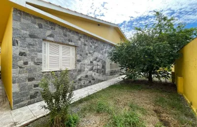 Casa térrea com piscina à venda , 2 quarto(s),  sendo 1 suíte(s)  no bairro centro, 800 metros da praia, peruíbe-sp