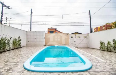 Casa assobradada à venda com piscina, 4 quarto(s),  sendo 2 suíte(s)  no bairro três marias, 500 metros da praia, peruíbe-sp