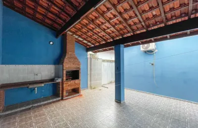 Casa térrea à venda , 3 quarto(s),  sendo 1 suíte(s)  no bairro flórida, 300 metros da praia, peruíbe-sp