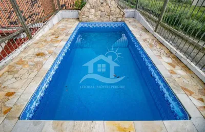 Casa assobradada à venda com piscina, 3 quarto(s),  sendo 1 suíte(s)  no bairro belmira novaes, 90 metros da praia, peruíbe-sp