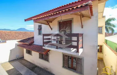 Casa sobrado à venda , 4 quarto(s),  sendo 2 suíte(s)  no bairro ribamar, 800 metros da praia, peruíbe-sp