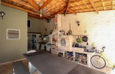 Casa térrea à venda com piscina, 3 quarto(s),  sendo 1 suíte(s)  no bairro maria helena novaes, 800 metros da praia, peruíbe-sp