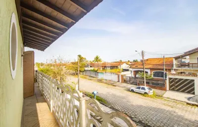 Casa assobradada à venda com piscina, 5 quarto(s),  sendo 5 suíte(s)  no bairro três marias, 800 metros da praia, peruíbe-sp