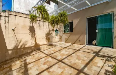 Casa assobradada à venda com piscina, 2 quarto(s),  sendo 1 suíte(s)  no bairro são josé, 600 metros da praia, peruíbe-sp