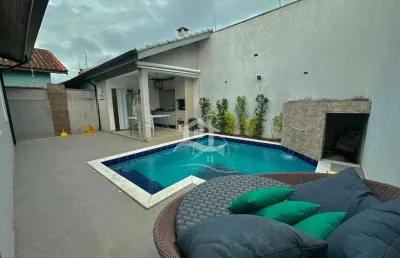 Casa térrea com piscina à venda com piscina, 3 quarto(s),  sendo 1 suíte(s)  no bairro três marias, 250 metros da praia, peruíbe-sp
