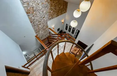Casa sobrado à venda , 4 quarto(s),  sendo 1 suíte(s)  no bairro centro, 400 metros da praia, peruíbe-sp