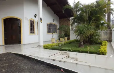 Casa térrea à venda com piscina, 3 quarto(s),  sendo 1 suíte(s)  no bairro stella maris, 200 metros da praia, peruíbe-sp