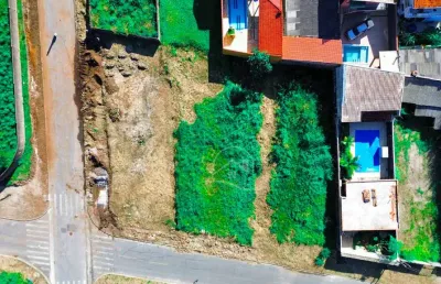 Terreno amplo à venda , ,   no bairro três marias, 950 metros da praia, peruíbe-sp