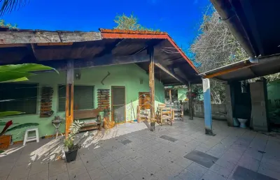Casa térrea com piscina para alugar , 3 quarto(s),  sendo 1 suíte(s)  no bairro jardim veneza, 3000 metros da praia, peruíbe-sp