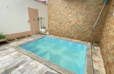 Conforto e lazer a passos da praia: sobrado com piscina e hidromassagem!