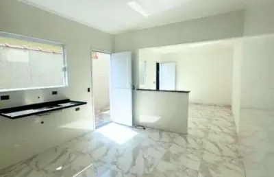 Casa térrea com 2 dormitórios sendo 1 suite. o imóvel está em condomínio fechado, proporcionando mais segurança e conforto aos moradores, você encontra á venda na imobiliaria consulte imoveis.