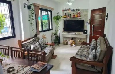 Excelente apartamento no coração do bairro ocian a 3 quadras da praia e com piscina! com 2 dormitórios, sendo 1 suíte,coxinha e quartos com armários planejados e piso em porcelanato.