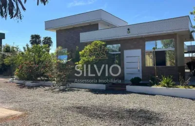 Duas casas com piscina em condomínio fechado – 2800m² de puro espaço!