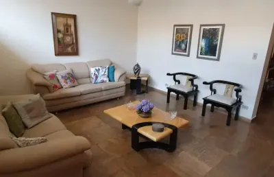 Casa sobrado região central com 4 quartos, 2 suíte sendo 1 com closet