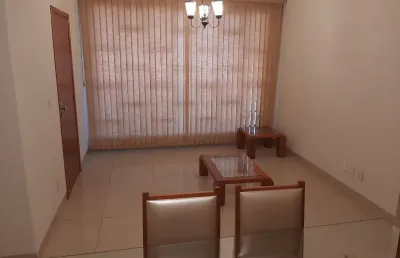 Vendo edfício no centro com 2 aptos, térreo e 1º andar.