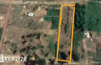 Lote cercado, com mureta, mourões e arame em três lados.