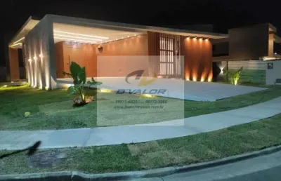 Vendo belíssima casa, em condomínio fechado, com 221 m², 3 suítes, piscina, área gourmet e 3 vagas