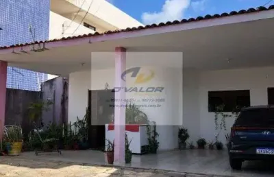 Vendo casa com 158m², 03 quartos (sendo 01 suíte), garagem para até 4 carros.