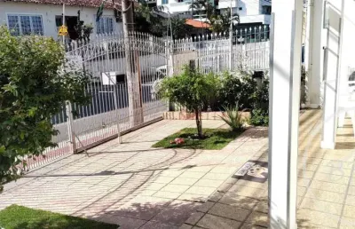 Vendo casa plana em barreiros são josé sc três dormitórios suíte, piscina.