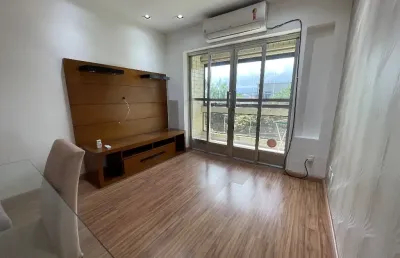 Belissima locação apartamento 2 quartos mobiliado com varanda e de frente.