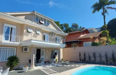 Uma casa em condomínio fechado com apenas 6 residências, mobiliada, para você e sua família desfrutarem!