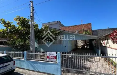 Casa de madeira com amplo terreno – próxima da praia em penha/sc