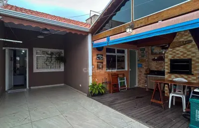 Casa com espaço gourmet e 3 quartos no gralha azul  frg