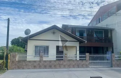 Casa com 4 dormitórios à venda, 168 m² por r$ 745.000 - centro - navegantes/sc