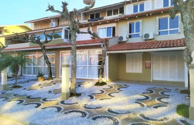 Casa em condomínio fechado com 5 quartos à venda em jurerê, florianópolis , 220 m2 por r$ 4.050.000