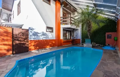 Sobrado triplex totalmente mobiliado, 3 quartos, 1 suíte, ático, piscina aquecida, 3 vagas, atuba - curitiba/pr