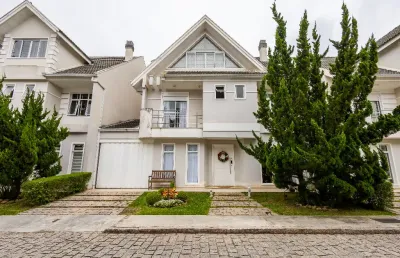 Triplex com 5 quartos, sendo 1 suite master e 4 demi-suítes, com 282 m² no jardim social - curitiba-pr