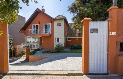 Casa linda em terreno amplo com 3 suítes  estacionamento grandeno pilarzinho