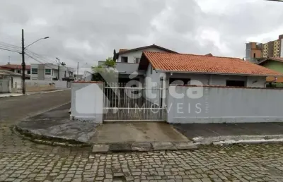 Casa de alvenaria, localizada em região nobre do bairro cordeiros