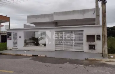 Casa com piscina semi mobiliada e com sala comercial