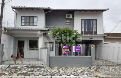 Vende-se excelente sobrado de 6 dormitórios no bairro são vicente, itajaí