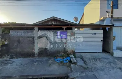 Vende-se terreno com casa de madeira em itajaí - bairro barra do rio
