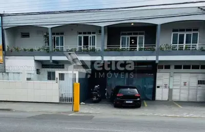 Prédio de uso misto a poucos passos da havan do são joão.