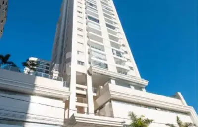 Excelente apartamento mobiliado e decorado de 2 suítes com vista mar.