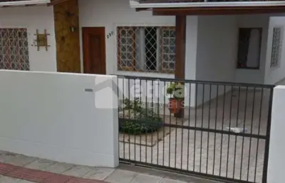 Excelente casa de 3 dormitórios com edícula no bairro são judas em itajaí