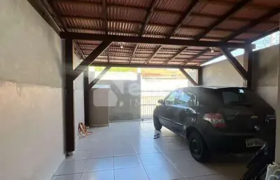 Casa germinada com 2 quartos, ar condicionado e ampla área de serviço
