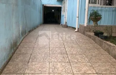 Casa ampla com dois pisos à venda, em excelente localização no são vicente.