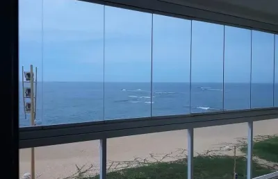 Excelente apartamento frente ao mar com 03 quartos sendo 02 suítes